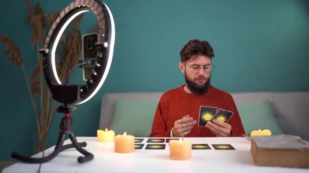Profi Online Streamer Mondja Jóslatok Segítségével Tarot Kártyák Élőben Használja — Stock videók