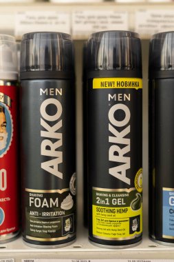 Odessa, Ukrayna - 1 Eylül 2023: Arko süpermarket rafındaki sprey kutusunda tıraş köpüğü. Boşluğu kopyala