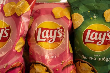 Odessa, Ukrayna - 1 Eylül 2023: Patates cipsi Ukrayna 'daki bir süpermarkette marka seçimi. Boşluğu kopyala