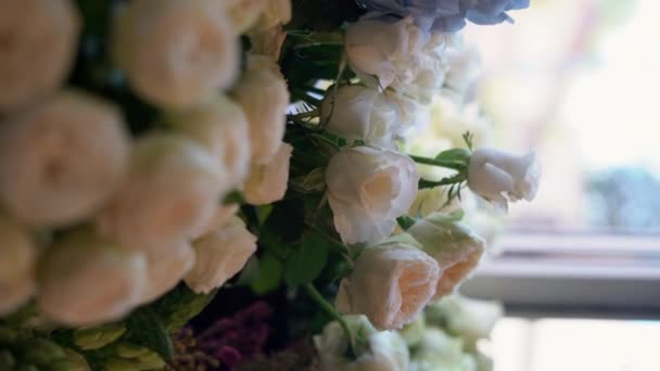 Žena Květinářka Sbírá Růže Vázy Obchodě Zblízka Svislé Video — Stock video