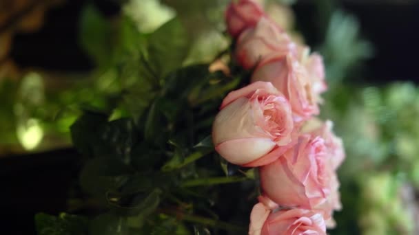 Florista Feminina Loja Flores Designer Decoração Rosa Rosas Buquê Vaso — Vídeo de Stock