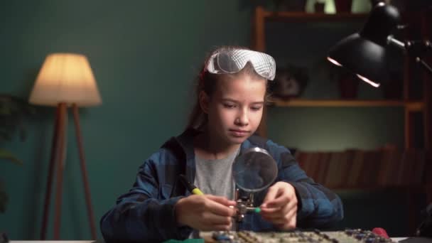 Маленька Дівчинка Проводить Час Своїй Кімнаті Ремонтує Паяє Електроніку Дитина — стокове відео