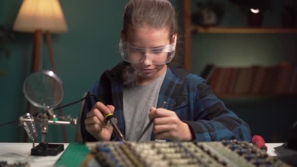 年轻的女工程师用焊铁连接芯片和电线 供学生使用的机器人和软件工程 教育活动概念 — 图库视频影像