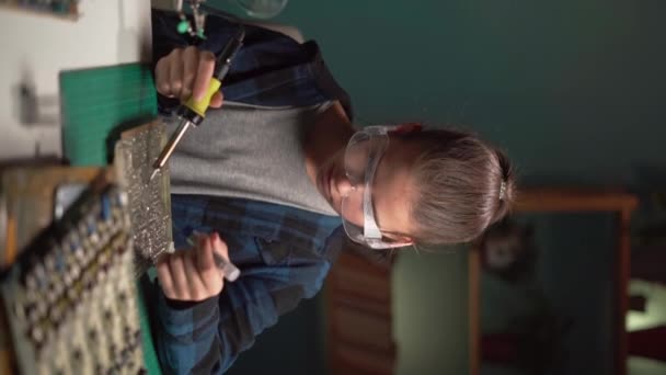 Adolescente Com Ferro Solda Casa Reparação Engenharia Hardware Computador Tecnologia — Vídeo de Stock