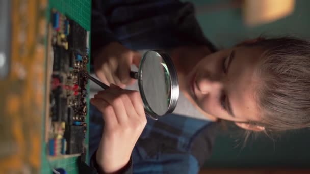 Έξυπνο Παιδί Που Χρησιμοποιεί Τσιμπιδάκι Και Μεγεθυντικό Φακό Ενώ Επισκευάζει — Αρχείο Βίντεο