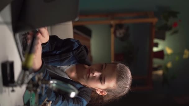 Ragazza Adolescente Seduta Alla Scrivania Sera Finitura Robot Saldatura Guardare — Video Stock