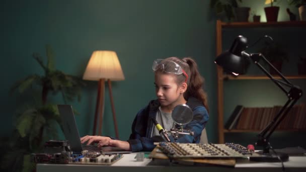 Inteligentna Młoda Nastolatka Studiuje Elektronikę Druty Lutownicze Swoim Projekcie Hobby — Wideo stockowe