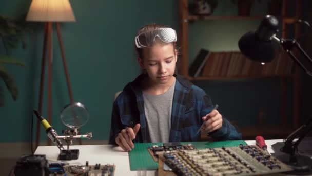Child Home Doing Hobby Learning How Solder Motherboard Looking Capacitor — Stock Video