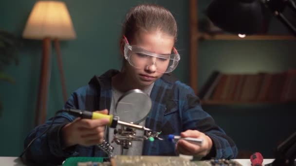 Schoolmeisje Gebruikt Soldeerbout Chips Draden Haar Huis Verbinden Uitvindingen Creativiteit — Stockvideo