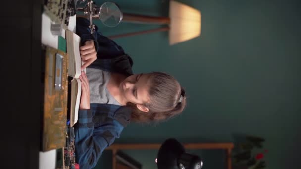 Ένα Παιδί Επισκευάζει Μια Μητρική Πλακέτα Ένα Εργαστήριο Και Διαβάζει — Αρχείο Βίντεο