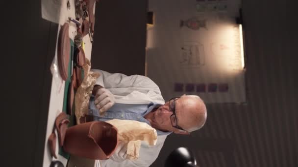 Ученый Археолог Работающий Лаборатории Поздно Ночью Изучает Древнее Судно Вертикальное — стоковое видео