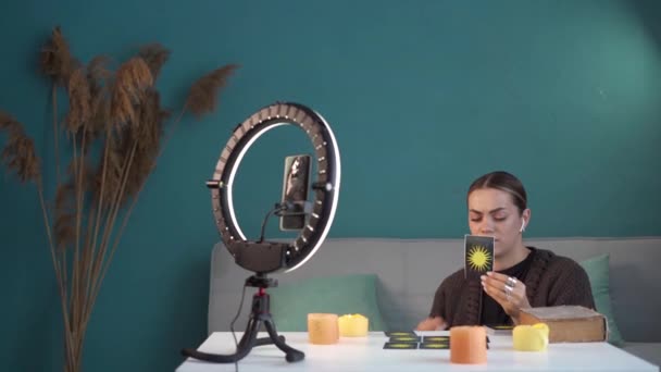 Kvinnlig Videobloggare Berättar För Sin Publik Orakelkort Som Sitter Hemma — Stockvideo