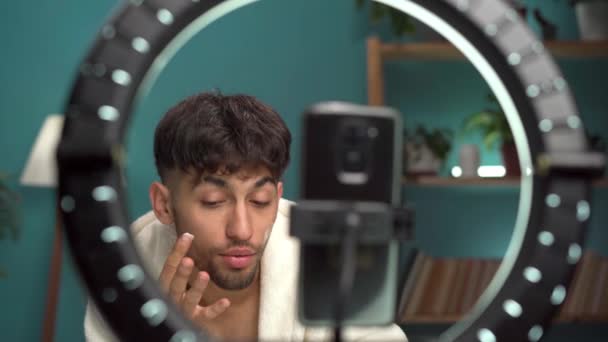 阿拉伯博客记录了一个视频评论面部护肤产品广告的润肤霜为男性 复制空间 — 图库视频影像
