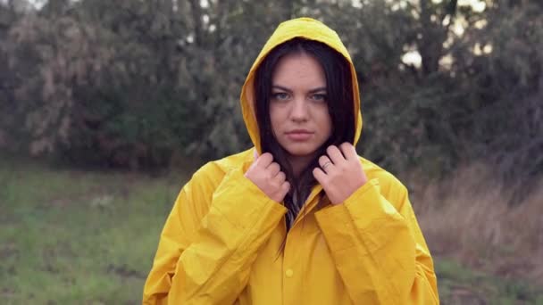 Közeli Kép Egy Fiatal Gyönyörű Nőről Sárga Esőkabátban Esőben Elégedetlen — Stock videók
