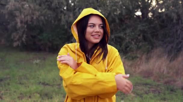 Közelkép Egy Mosolygó Fiatal Nőről Sárga Esőkabátban Parkban Vidám Élvezi — Stock videók