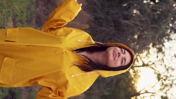 Retrato Uma Jovem Sorridente Uma Capa Chuva Amarela Durante Chuva — Vídeo de Stock