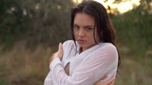 Retrato Cerca Una Joven Mujer Pie Ropa Bajo Fría Lluvia — Vídeo de stock