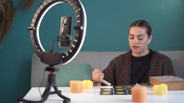 彼女のブログのためにビデオを録画しながら タロットカードを使用している若い女性 コピースペース — ストック動画
