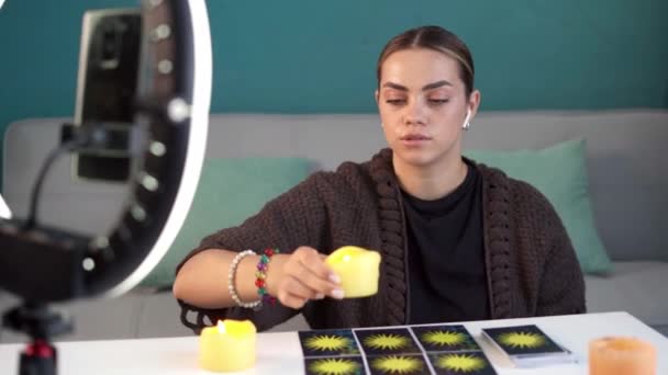 Ung Kvinna Förmögenhet Berätta Online Med Tarot Kort Med Ljus — Stockvideo