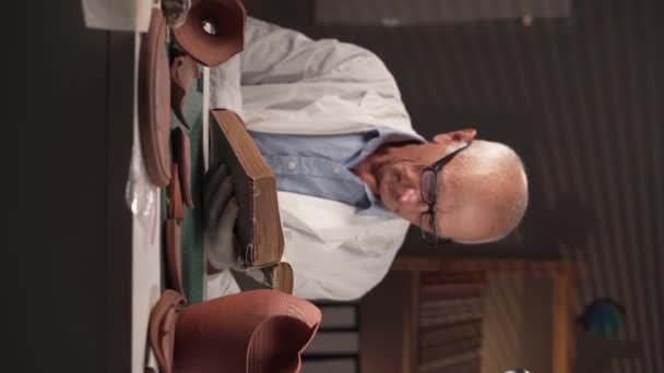 Ancien Archéologue Scientifique Travaillant Nuit Dans Laboratoire Lisant Livre Étudiant — Video