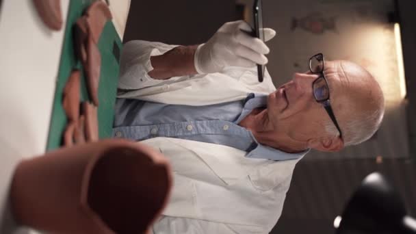 Arqueólogo Científico Anciano Que Trabaja Noche Laboratorio Utiliza Asistente Voz — Vídeo de stock