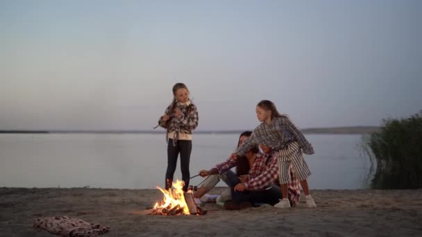 Veselá Rodina Peče Marshmallow Nad Táborákem Večerních Hodinách Vody Kempování — Stock video