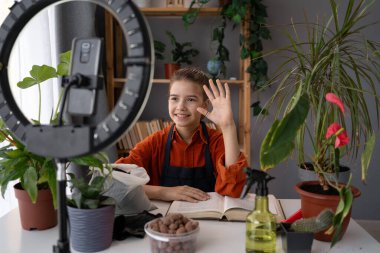 Evden online blog yazan genç bir kız abonelere ev bitkilerinin yeniden ekimi ve bakımı hakkında bilgi veriyor. Boşluğu kopyala