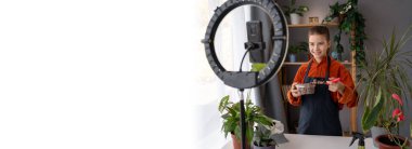 Genç yaratıcı kız odasında nakil yapılan ev bitkileriyle ilgili bir video kaydediyor. Gençler çevrimiçi yayın yapıyor ve sosyal medya içeriğini cep telefonuyla paylaşıyorlar. Boşluğu kopyala