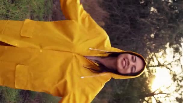 Aranyos Fiatal Mosolyog Sárga Esőkabátban Parkban Vidám Nőstény Élvezi Esőt — Stock videók