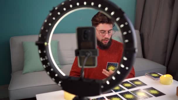 Profesyonel Internet Flaması Tarot Kartları Kullanarak Fal Bakar Video Yayını — Stok video