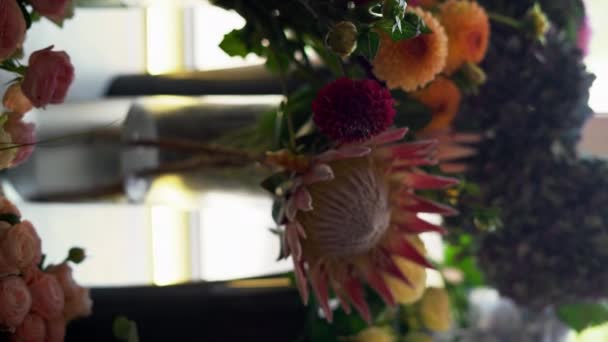 Mãos Florista Tomam Bela Flor Protea Florescente Fresca Loja Florista — Vídeo de Stock