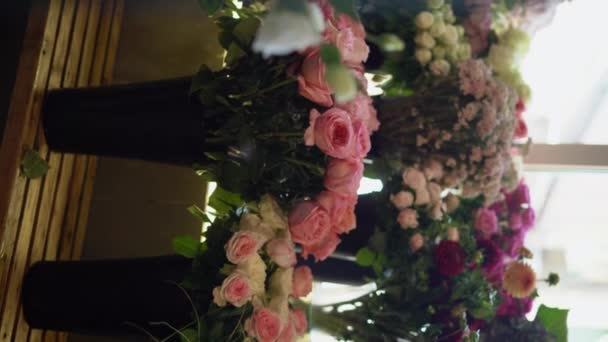 꽃집에서 꽃다발에 장미를 비디오 — 비디오