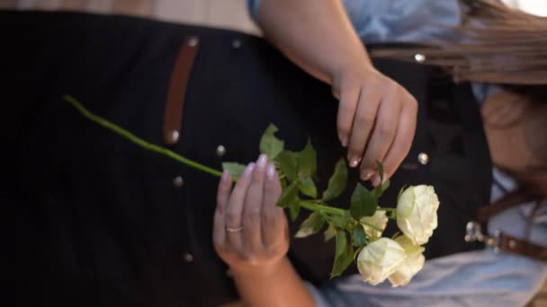 Młoda Kobieta Kwiaciarnia Przygotowuje Bukiet Kwiatów Róż Łamie Suche Płatki — Wideo stockowe