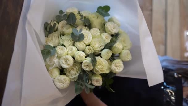 Florist Skapar Vacker Bukett Med Vita Rosor Blomsteraffär Småföretagskoncept Vertikal — Stockvideo