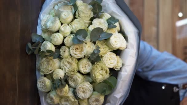 Fleuriste Professionnelle Jeune Femme Fait Bouquet Nombreuses Roses Blanches Boutique — Video