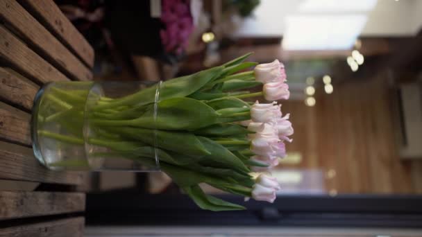 Vrouwelijke Bloemist Neemt Een Boeket Tulpenbloemen Uit Vaas Tijdens Het — Stockvideo