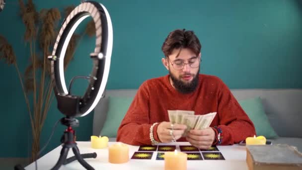 Seorang Pria Membaca Kartu Tarot Mencatat Siaran Langsung Jaringan Sosial — Stok Video