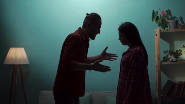 Häusliche Gewalt Und Schlechte Beziehungen Mann Schreit Frau Silhouette Kopierraum — Stockvideo