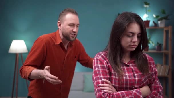ヒステリックな女性に怒鳴り 注意を喚起しようとする妻に叫び 関係を操作する若者 コピースペース — ストック動画