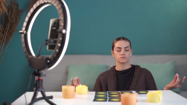 Vreedzame Waarzegster Aardige Jonge Vrouw Mediterend Zittend Met Haar Ogen — Stockvideo