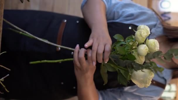 在花店里 围裙上的女花匠正在做漂亮的花束 垂直录像 — 图库视频影像