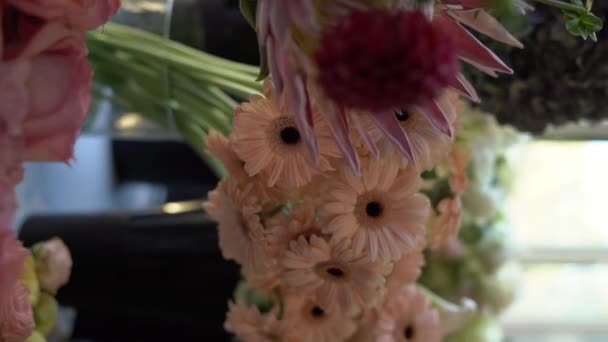 Vackra Rosa Gerbera Blommor Vas Blomsteraffär Närbild Blommig Inredning Vertikal — Stockvideo