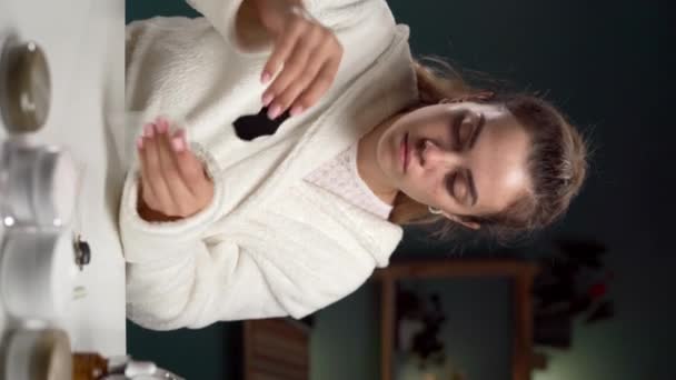 Wanita Muda Menggunakan Strip Hidung Untuk Menghapus Titik Titik Hitam — Stok Video