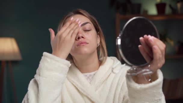 Młoda Kobieta Szlafroku Nakładająca Krem Nawilżający Twarz Rytuały Pielęgnacji Skóry — Wideo stockowe