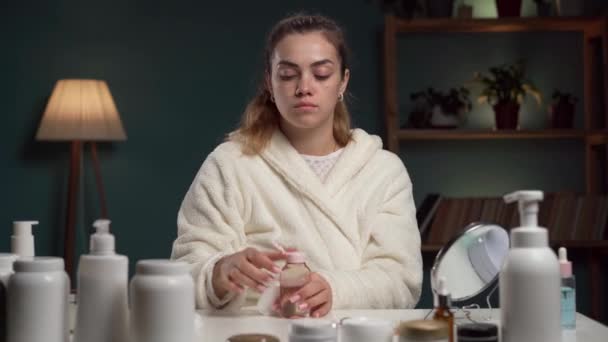 Красива Жінка Робить Повсякденну Процедуру Краси Спальні Очищаючи Шкіру Міцелярною — стокове відео