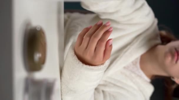 Προστασία Δέρματος Χεριών Νεαρή Γυναίκα Απλώνει Ενυδατική Κρέμα Στα Χέρια — Αρχείο Βίντεο