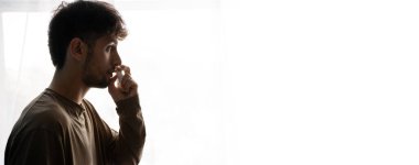 Hasta kadın beyaz arka planda izole edilmiş burun spreyi kullanıyor. Rhinitis, ilaç ve sağlık hizmeti kavramı