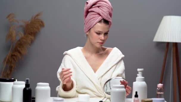 Mujer Hermosa Joven Toalla Baño Aplicando Crema Facial Para Efecto — Vídeos de Stock