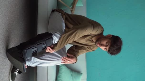 Hombre Árabe Joven Con Lesión Pierna Usando Muleta Ortesis Casa — Vídeo de stock