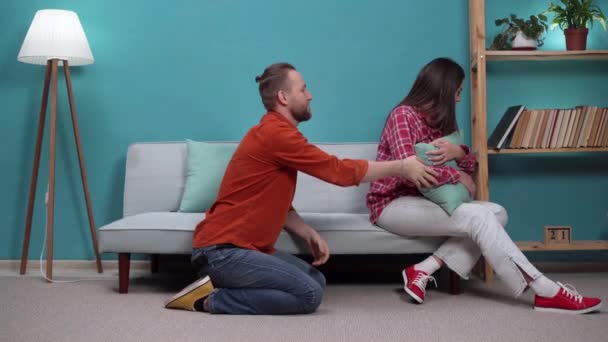 Kanepede Tartıştıktan Sonra Evli Bir Çift Koca Eşinden Oturma Odasında — Stok video